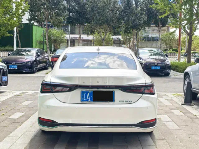 Lexus ES — Фото автомобиля 4