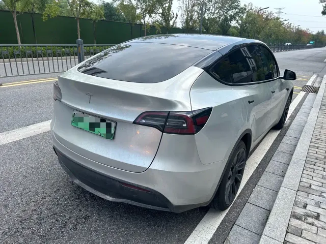 Tesla Model Y — Фото автомобиля 3