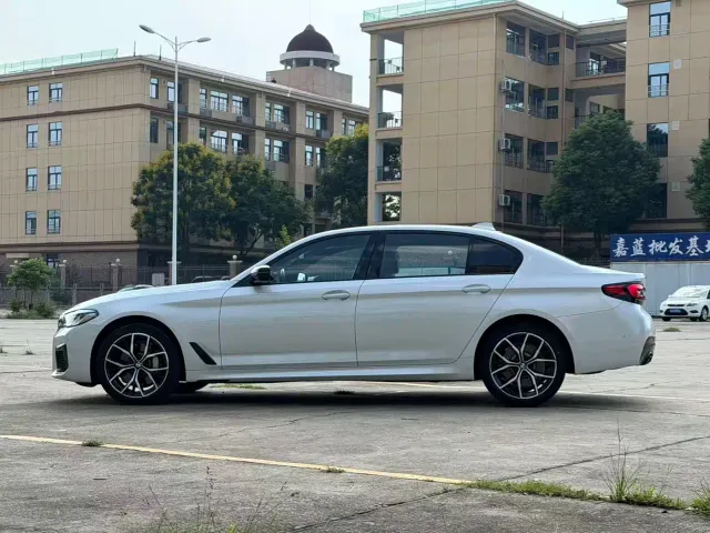 BMW 5 Series — Фото автомобиля 3