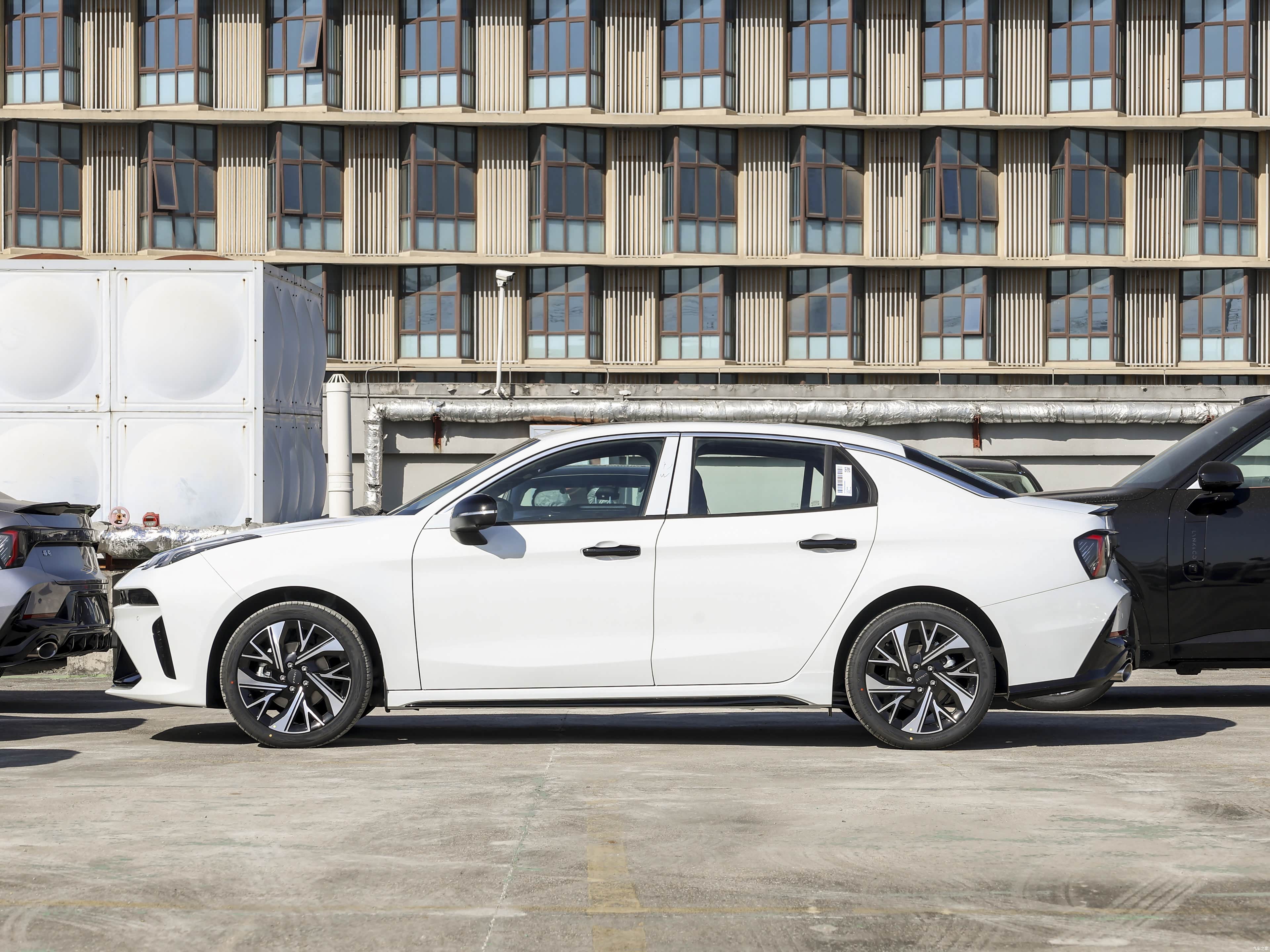 Lynk & Co 03 — Фото автомобиля 3