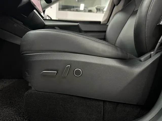 Tesla Model Y — Фото автомобиля 22