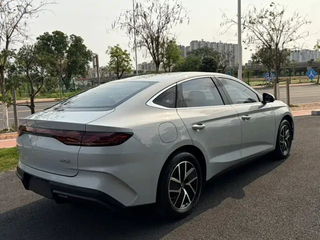 BYD Qin L — Фото автомобиля 16