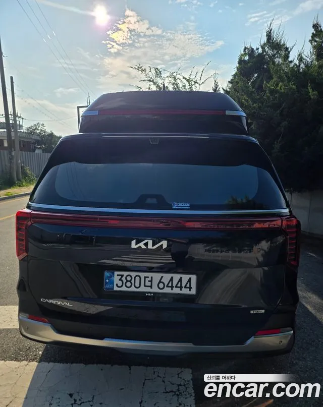 Kia Carnival Generation 4 — Фото автомобиля 4