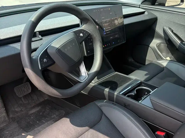 Tesla Model 3 — Фото автомобиля 4