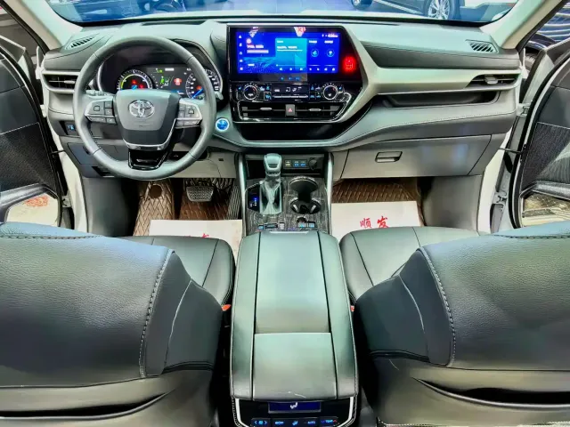 Toyota Highlander — Фото автомобиля 3