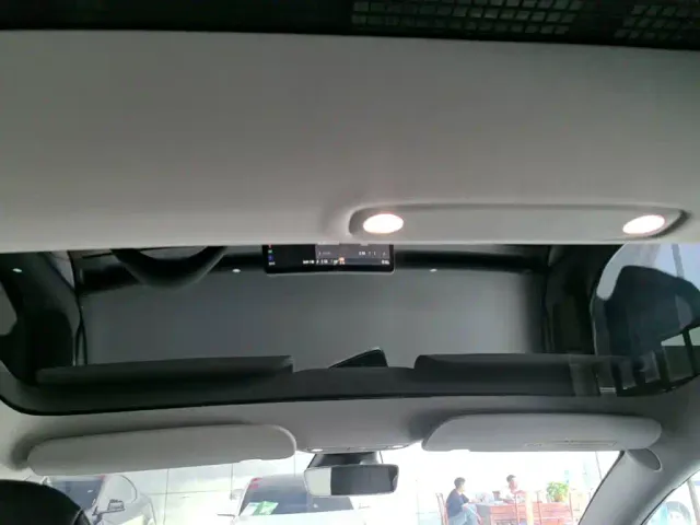 Tesla Model 3 — Фото автомобиля 17