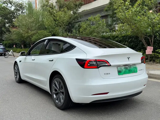 Tesla Model 3 — Фото автомобиля 4