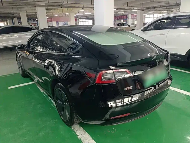 Tesla Model 3 — Фото автомобиля 4