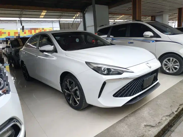 Roewe i5 — Фото автомобиля 3
