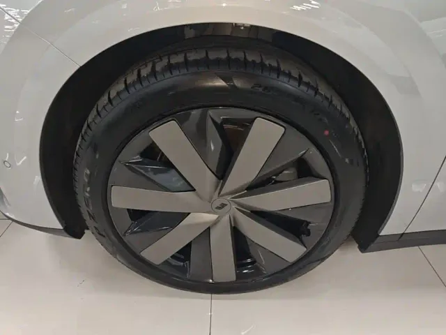 Li Auto i8 — Фото автомобиля 22