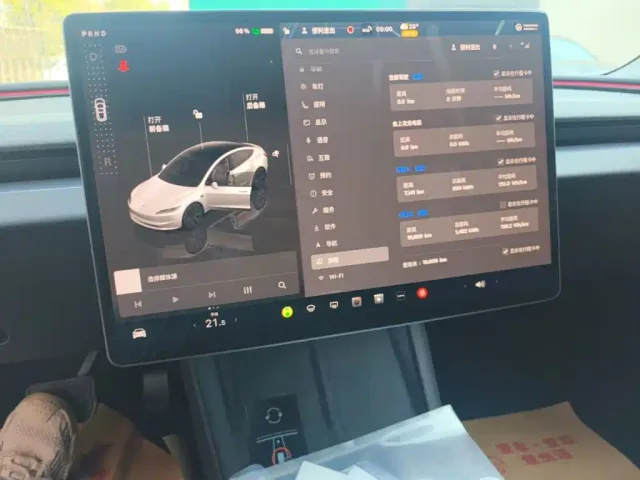 Tesla Model 3 — Фото автомобиля 12