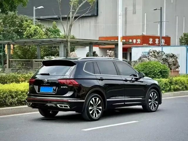 Volkswagen Tiguan L 2022 330TSI Auto 2WD R-Line Premium Edition — Фото автомобиля 5