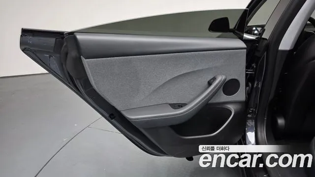 Tesla Model 3 — Фото автомобиля 14