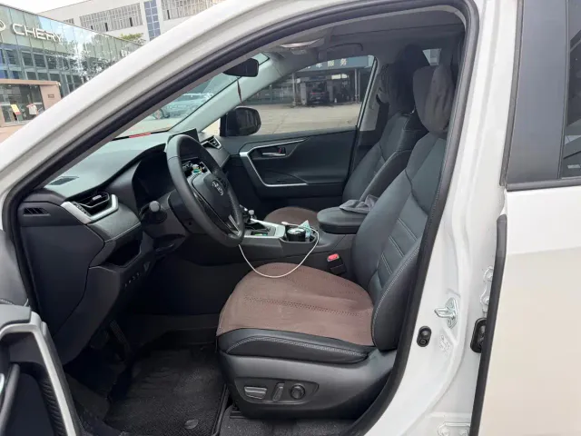 Toyota RAV4 — Фото автомобиля 4