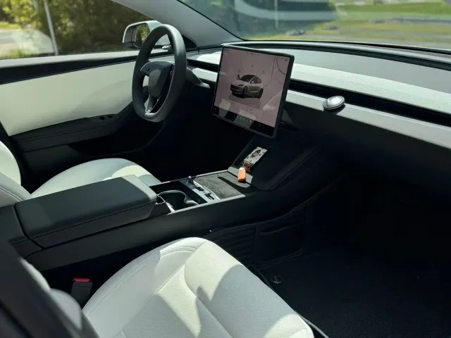 Tesla Model 3 — Фото автомобиля 12