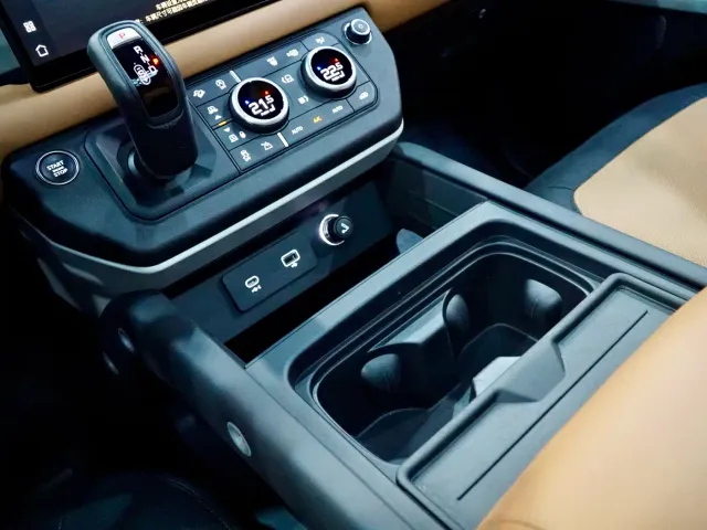 Land Rover Defender — Фото автомобиля 14