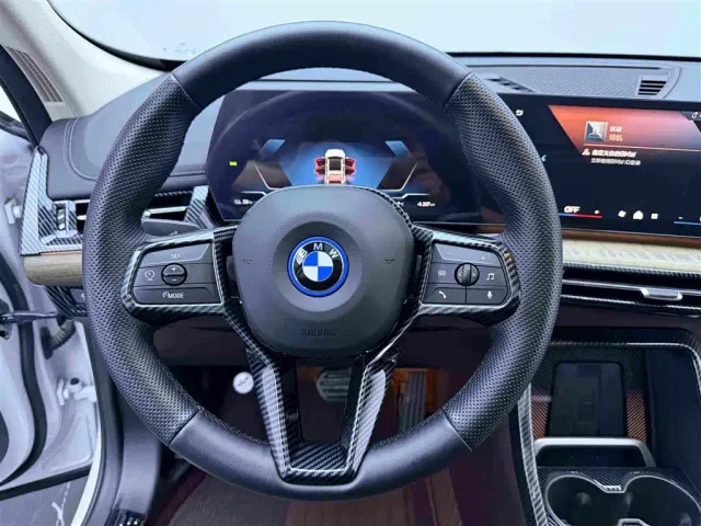 BMW iX1 — Фото автомобиля 12