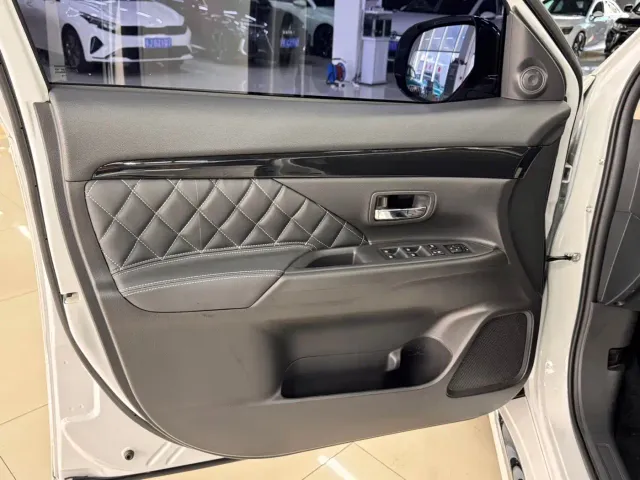 Mitsubishi Outlander — Фото автомобиля 8