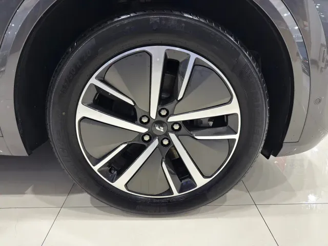 Li Auto L8 — Фото автомобиля 10