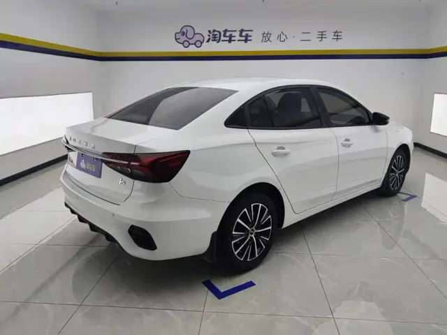Roewe i5 — Фото автомобиля 3