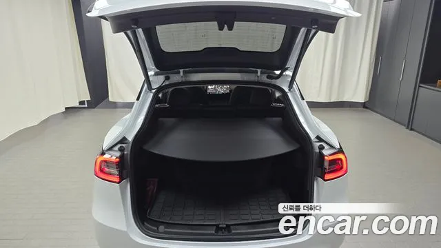 Tesla Model Y — Фото автомобиля 28