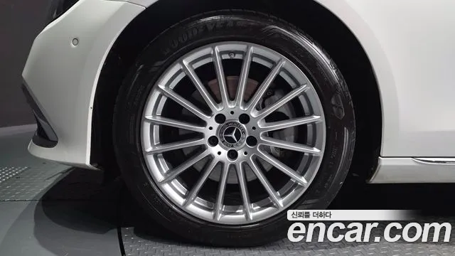 Mercedes-Benz E-Class — Фото автомобиля 3