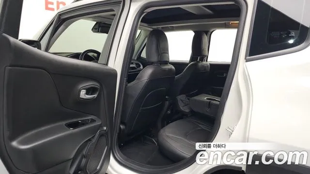 Jeep Renegade — Фото автомобиля 16