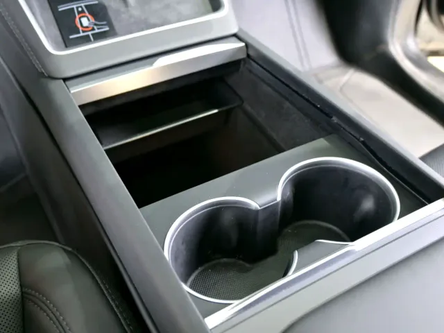 Tesla Model Y — Фото автомобиля 8