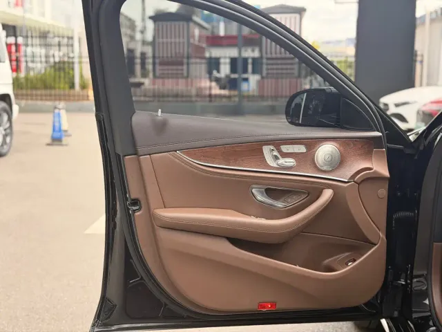 Mercedes-Benz E-Class — Фото автомобиля 11