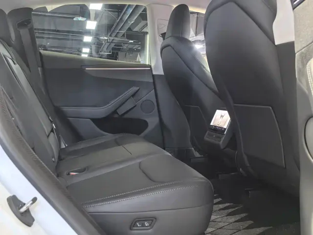 Tesla Model Y — Фото автомобиля 8