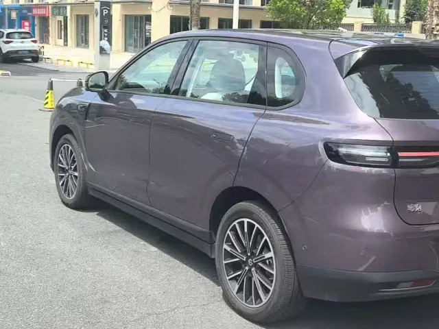 Leapmotor B10 — Фото автомобиля 10
