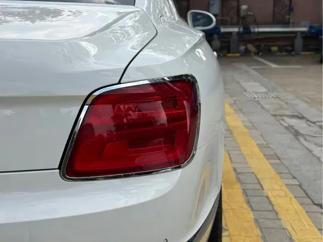 Bentley Flying Spur — Фото автомобиля 12