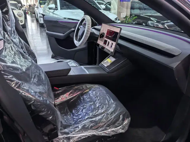 Tesla Model Y L — Фото автомобиля 11
