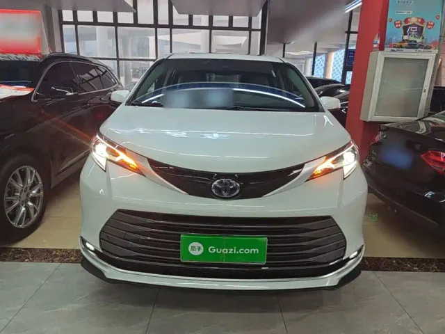 Toyota Sienna — Фото автомобиля 2
