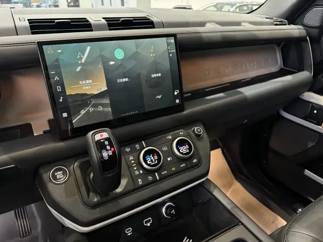 Land Rover Defender — Фото автомобиля 12