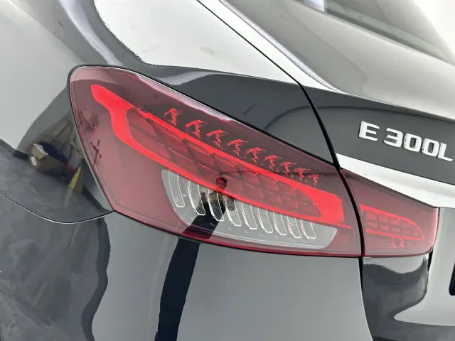 Mercedes-Benz E-Class — Фото автомобиля 22