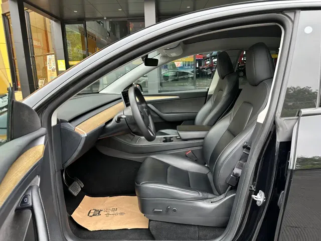Tesla Model Y — Фото автомобиля 9