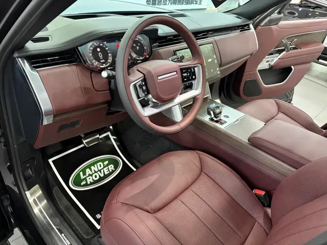 Land Rover Range Rover 2025 3.0 L6 400PS Genesis Extended Wheelbase — Фото автомобиля 7