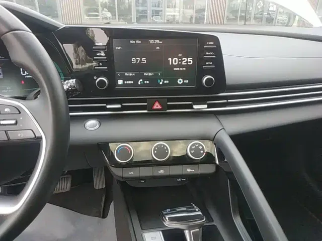 Hyundai Elantra — Фото автомобиля 12