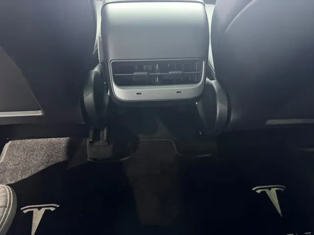 Tesla Model Y — Фото автомобиля 14