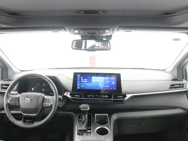 Toyota Sienna — Фото автомобиля 9
