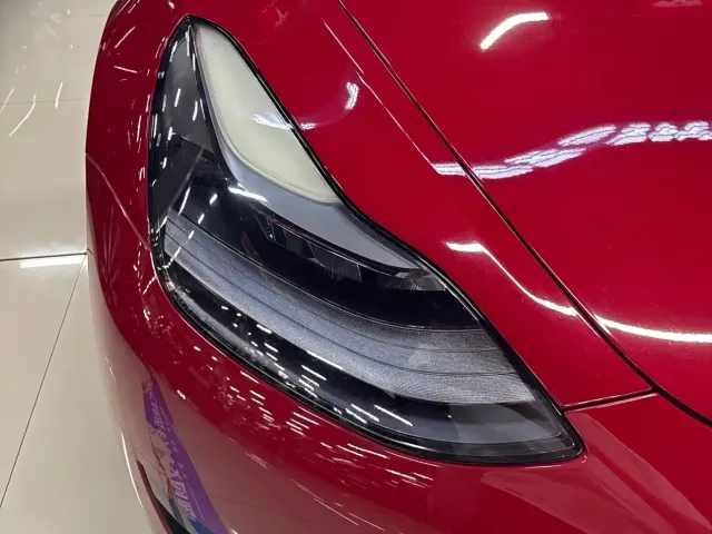 Tesla Model 3 — Фото автомобиля 4
