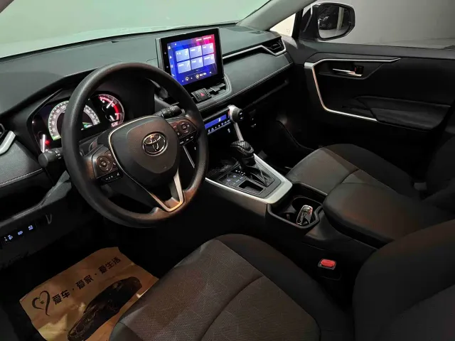 Toyota RAV4 — Фото автомобиля 7
