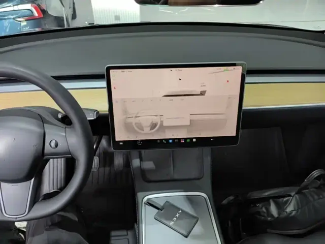 Tesla Model Y — Фото автомобиля 9