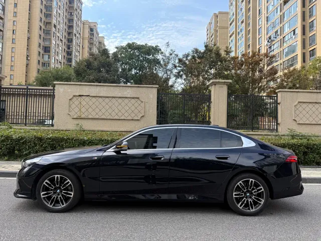 BMW 5 Series — Фото автомобиля 8