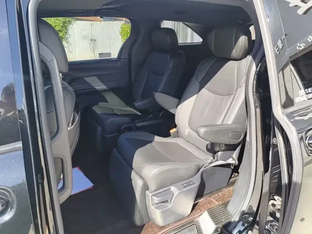 Toyota Sienna — Фото автомобиля 16