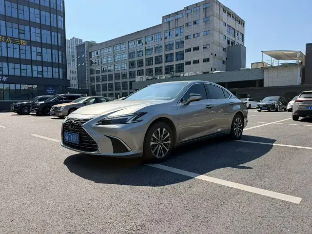 Фотография автомобиля — Lexus ES