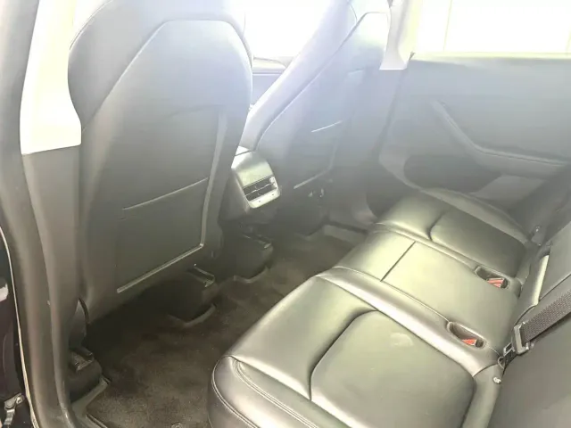 Tesla Model Y — Фото автомобиля 17