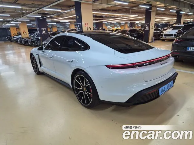 Porsche Taycan — Фото автомобиля 7