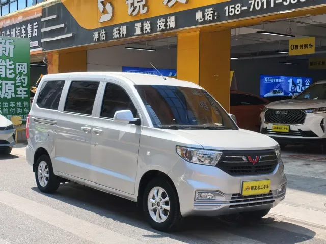 Wuling Hongguang V — Фото автомобиля 3